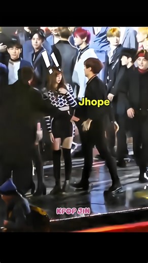 Lisa almost bumped into Jhope😂😂!! Wait for Taehyung's reaction💀 #bts #lisa #jhope #taehyung