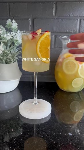 WHITE SANGRIA - perfect for Mother’s Day! #whitesangria #sangria #sangriarecipe #sangriatime #mothersday #mdw #cocktailrecipe #winetimе