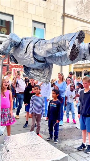 Their smiles are the best.#livingstatue #silvermanstatueofficial