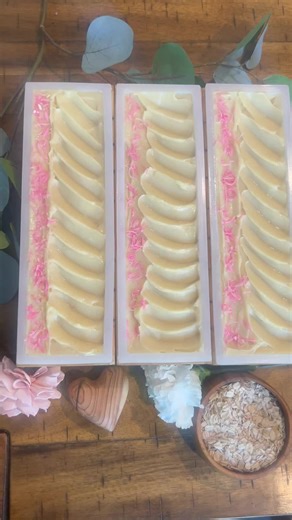 Creating simple bars 😍 🍃🍃🍃 #oats #fyp #soapmaking #foryoupage #artisansoap