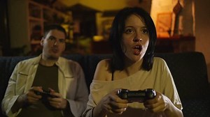 Couple jouant à des jeux vidéo : vidéo de stock (100 % libre de droit) 6390077 | Shutterstock