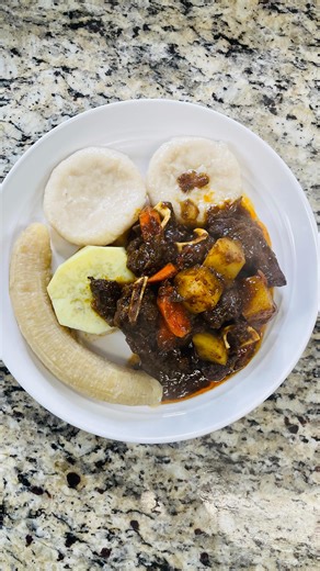 Briscoes KitchenandSpice on Instagram: "Jamaican Style Brown Stew Goat 🇯🇲 ✨ Ingredients: 3 lbs goat meat 3 tbsp Briscoe’s All Purpose Seasoning 1 tsp onion powder 1 tsp garlic powder 1 tsp ginger powder 1 tsp black pepper 1 tsp browning 1 tbsp soy sauce 1 tsp paprika 12 pimento seeds 2 tbsp green seasoning 2 scallion (chopped) 1 onion (sliced) 4 garlic cloves (crushed) 4 sprigs thyme 1 sweet pepper (sliced) 1 tomato (chopped) Fresh ginger (grated) 1 carrot (sliced) 1 potato (diced) 1–2 Scotch 