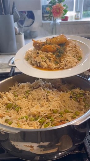 Nadia saleem on Instagram: "Chicken curry and mutter pullao comfort food 🥘 #explorepage #chikendinner #rice"