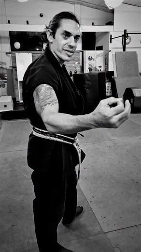 Escola de Ninjas on Instagram: "Hira no Kamae — a postura do vencedor. No Ninjutsu, o corpo fala antes das palavras. Quando você abre o peito, projeta o quadril e assume o kamae… você declara para o mundo, e para si mesmo: “Eu estou aqui para vencer.” O corpo reflete a mente. E a mente reflete o destino que você escolhe viver. Mesmo diante de um ataque, quem assume o kamae certo já começa vencendo por dentro. A atitude abre caminhos que a força nunca abriria. Assuma sua postura. Assuma seu lugar