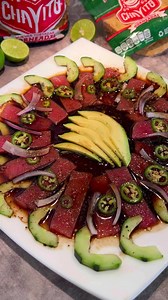Ingredientes: 1-3 medallones de atún 1/2 taza de salsa soya 1/2 cda. salsa inglesa 4 limones 1/2 naranja 1/2 cda. chile serrano finamente picado 1 cdita. chile chiltepin molido 1 cdita. de pimienta 1/2 chile serrano en rodajas 1 cdita. aceite de ajonjolí Pepino en medias lunas Cebolla morada Aguacate Tostadas @Chayito_Productos para acompañar Procedimiento: Comienza agregando en un recipiente la salsa soya, la salsa inglesa, el jugo de media naranja y de los 4 limones. Añade también el chile ser