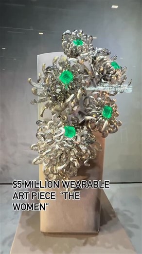 Shohista Turdiyeva on Instagram: "Remember this awe inspiring piece? 💚 ✨ Wearable art. A historic ode to womanhood. ✨ WATCH AND LISTEN 💚💚 Brazilian supermodel Isabeli Fontana wore a truly breathtaking creation by Elsa Jin — the “WOMAN” brooch, valued at an astonishing $5 million. This isn’t just jewelry — it’s a sculptural masterpiece, a museum-worthy statement forged in emotion, truth, and legacy. 💎 9,800+ natural diamonds (240 carats) 💚 Five vivid emeralds totaling 18 carats each (almost