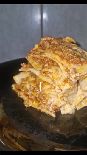 Mince Lasagne 🍝 Recipe by Jowairiya Jinnah A rich, cheesy and flavour-packed homemade lasagne layered with spicy mince, creamy white sauce and loads of melted cheese — perfect for family dinners or gatherings. Ingredients For the Mince Filling Coconut oil 1 onion, finely chopped 2 tbsp ginger & garlic 1 kg mince 2 tsp parsley Mixed herbs Salt, to taste 1 tsp dhania & jeera powder Black pepper A few strands of rosemary 4 tsp Kashmiri masala 1 tsp sugar 1 can tomato purée Bay leaves Cloves Cinnam