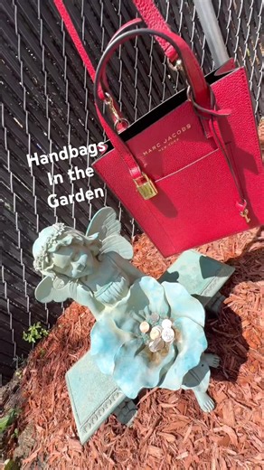 HANDBAGS IN THE GARDEN MARC JACOBS MICRO GRIND MINI TOTE BAG #marcjacobsbag #marcjacobs #gardenwalk
