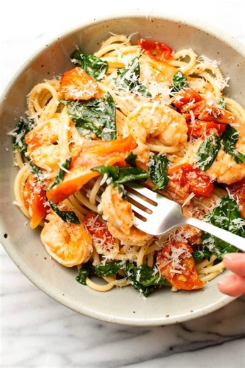 Creamy Tomato Spinach Shrimp Pasta 🍅🦐 A dreamy, easy pasta perfect for weeknight comfort. 📝 Ingredients: 12 oz spaghetti or linguine 1 lb shrimp, peeled & deveined 1 1/2 cups cherry tomatoes, halved 2 cups fresh spinach 3 cloves garlic, minced 1 cup heavy cream 1/2 cup grated Parmesan 2 tbsp olive oil 1 tbsp butter Salt & pepper to taste 1/2 tsp Italian seasoning 🍴 How to prepare it: 1️⃣ Cook the Pasta Boil pasta until al dente for a quick dinner idea and perfect easy pasta base. 2️⃣ Sear th