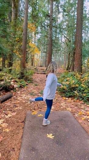 Beautiful fall colors in maple valley!! 🥰 #innovadiscs #discgolfgirl #discgolflife #discgolf #discgolfgirls #frisbeegolf #practicemakesprogress | Ballerinadiscgolfgirl