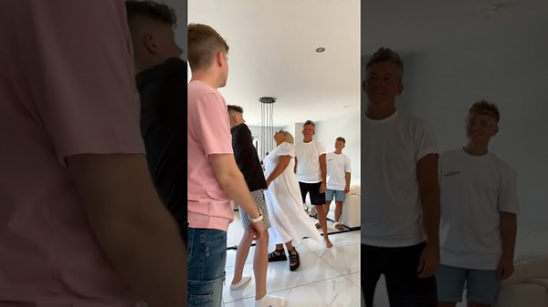 Family 'Slaps' Each Other In Hilarious Video Meme