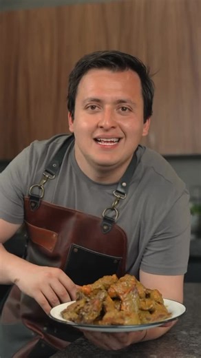 Calixto Serna - Mexico cooking club on Instagram: "Alitas de Yuzu 🍋 se te antojaron? El Yuzu koshō es una delicia, yo últimamente lo utilizo mucho para aguachiles, salsas para carnes, etc, lo consigues en cualquier tienda de productos asiáticos. acá te dejo la receta de las salsa: 1/3 de cebolla 1 cabeza de ajo 2 chiles güeros 1 chile serrano 150ml de jugo de limón 1 cda de Yuzu koshō 1 cda de salsa macha de cacahuates o semillas 1 puñito de cilantro 1 1/2 cdas de vinagre de arroz 1 1/2 cda de 