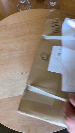 ¿List@s para ver cómo llega la magia directo desde la editorial? 📦✨ Abrir estas cajas es como recibir una carta de Hogwarts… ¡nunca sabes qué detalle precioso viene dentro! 😍 ¿A quién más le encanta ver unboxing reales de sus ediciones favoritas? 👀💛 Si quieres acceso rápido a la colección MinaLima, comenta Minalima abajo en los comentarios y la info llegará a tu DM🪄📚 | Oculus Store