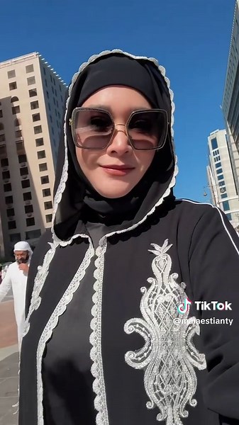 Di tempat ini, aku tidak pernah tidak menangis… Makasih Kak @Ivan gunawan baju Mandjha by Ivan Gunawan nya… #maiaestianty #madinah #umroh