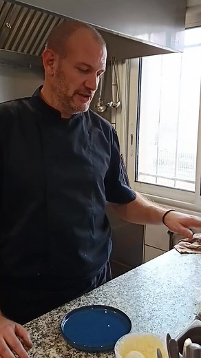 7.9K views · 126 reactions | Aujourd'hui vendredi le chef vous propose un dessert de saison très gourmand avec ses poires pochées sauce chocolat et une crème glacée tout en délicatesse @super fans | la page blanche | Facebook