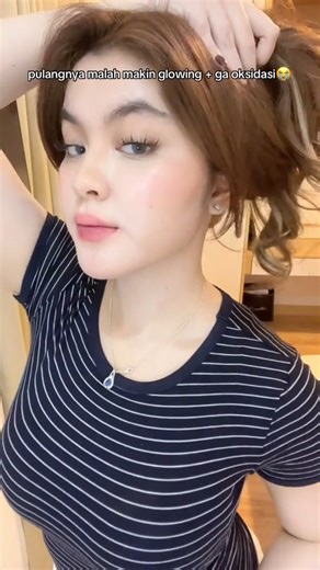 JGLOW SKINCARE on Instagram: "Siap tampil cerah, terlindungi, dan flawless setiap hari ✨ BB Glow Day Cream hadir dengan tekstur creamy yang nyaman di kulit, membantu menyamarkan tampilan kusam sekaligus melindungi wajah dari paparan sinar matahari. Diperkaya UV Filter & Titanium Dioxide untuk perlindungan harian, serta Niacinamide & Maclura Cochinchinensis Leaf Prenylflavonoids yang membantu mencerahkan dan merawat kulit agar tampak sehat alami. ✔️ Cocok untuk semua jenis kulit ✔️ Perlindungan +