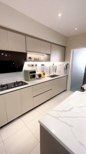 Step into this small yet stunning kitchen featuring cream-colored melamine cabinets and a pristine white quartz stone countertop. The clean lines and minimalist aesthetic create a sense of elegance and spaciousness, making it an ideal choice for modern small condominiums . 😍 #kitchencabinets #kitchencabinetmalaysia #kitchendesign #kitchendesignmalaysia #kitchenrenovation #kitchenlayout #housetransformation #kitchenrenovation #kitcheninspiration #kitcheninstallation #kitchendecor #kitcheninspira