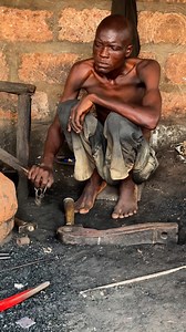 1.7M views · 10K reactions | En Ouidah, Benín, los herreros tradicionales son guardianes de un oficio ligado tanto a la utilidad como a lo sagrado. Forjan herramientas agrícolas, cuchillos, campanas rituales y objetos de hierro asociados al culto a Ogún, divinidad del hierro y la guerra en el Vodún. Su trabajo se transmite de generación en generación y combina técnicas ancestrales con un profundo valor espiritual y social. #inspirationofafrica | Quim Fàbregas | Facebook