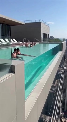 Rooftop Glass Pool Cracks: Shocking Water Drainage Incident