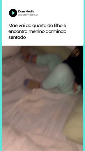 Mãe vai ao quarto do filho e encontra menino dormindo sentado! 🤣🥰