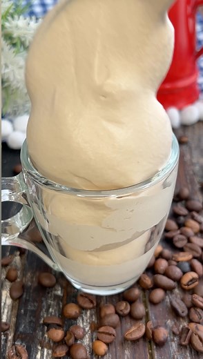 CREMA DI CAFFÈ ☕️ come quella del BAR con un ingrediente SPECIALE 🥳 buonissima! Puoi anche conservarla in frigorifero!!!🤩 X 6 persone: 250 g Panna da montare (vegetale già zuccherata) 85 g Latte condensato (freddo) 3 cucchiaini Caffè in polvere (solubile, tipo Nescafè) Sciogli il caffè in 3 cucchiai di panna, ancora da montare. Poi fai raffreddare il composto in frigo. Monta il resto della panna, dopo aggiungi il latte condensato e il liquido al caffè. Mescola Servi la crema subito, oppure con