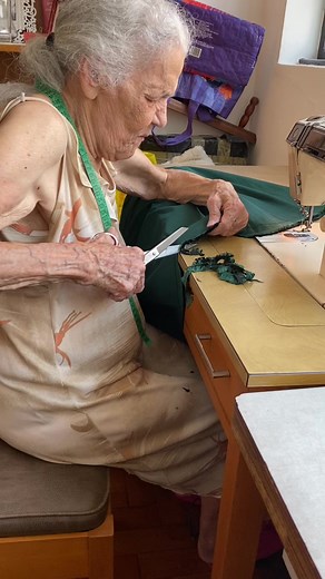 Costura de Saia pela Minha Avó de 94 Anos