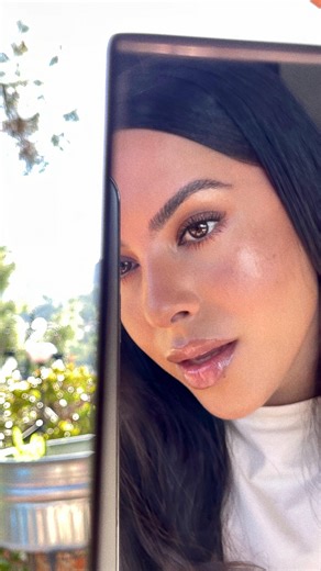 Melissa Hernandez on Instagram: "As a millennial, I can tell you, this bronzy Y2K glam was THE moment. Bringing her back today using NEW products from @diorbeauty Beauty Breakdown Dior Forever Skin Perfect #3N Dior Forever Nude Bronze #20 Medium Matte Dior Forever Glow Luminzer #01 Nude Halo Diorshow 5 Couleurs #429 Toile De Jouy Diorshow Mascara #090 Black Dior Forever Glow Luminzer #07 Copper Sequin Dior Addict Lip Maximizer #013 Beige #diorforever #diormakeup #Y2Kglam @diorbeautylovers"