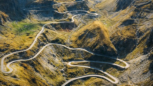 Extreme roads on mountain slopes