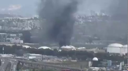 🔴 Des dégâts à la raffinerie de pétrole de Haïfa après la dernière attaque combinée de l'Iran et du HezbollahUn incendie fait rage à la raffinerie de pétrole de Bazan après la dernière attaque menée par l'Iran et le Hezbollah. On ignore si la raffinerie a été directement touchée par une roquette ou si elle a été atteinte par des éclats provenant d'une interception.