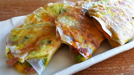 Crispy rice paper omelette & sweet chili sauce | Quick Asian breakfast recipe!