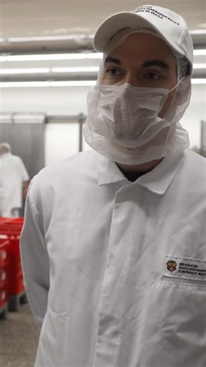 Fleisch direkt vom Bauern | Einblick in unsere Wurstmanufaktur 🥩🔍 Wir arbeiten auf dem höchsten Niveau – und verbinden höchste Standards mit dem Wissen und der... | Instagram