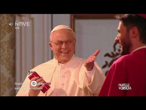 Crozza Papa Bergoglio alle prese con i lenzuoli contro Salvini