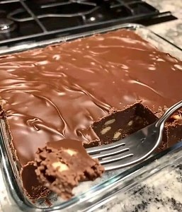 This super delicious fudge really does take just 5 minutes to prepare. It can be served as a side dish at home or made for those events that gather lots of family and friends around. Full recipe 👇💬 | Flavor Showdown