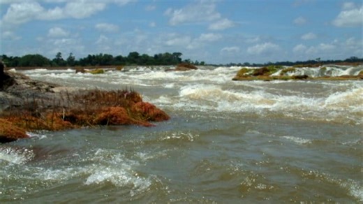 13K views · 168 reactions | Kinderen vermist na bootongeluk Oost-Suriname Er zijn vanmiddag bij een bootongeluk mogelijk 3 kinderen in de diepte verdwenen. De boot kwam vanmiddag vanuit de Lawa stroomafwaarts in de Boven-Marowijnerivier. De motorist raakte in de Pee Gudu (Poeloegoedoe Vallen) in problemen met het woeligewater van de soela. | Boss Tv Suriname | Facebook