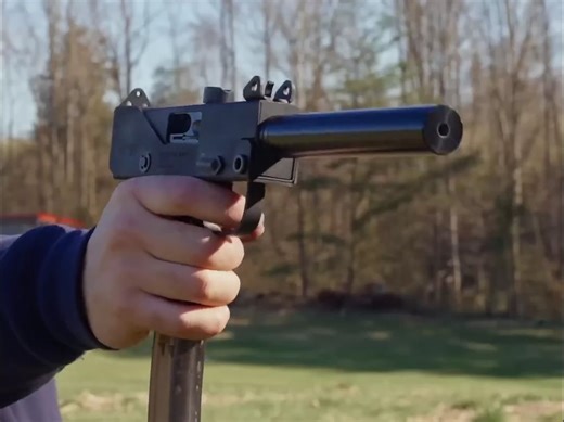 这款半自动拥有超长弹匣 发射点22口径弹药 适合新手和初学者使用