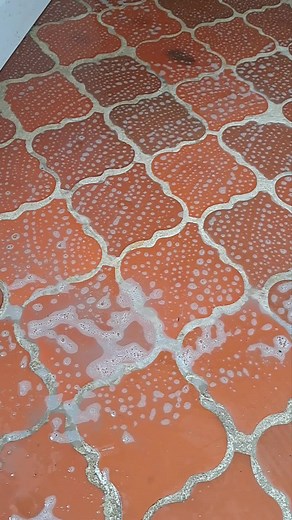 Comment nettoyer les joints de votre tomette ou autre carrelage 🤔 ?? Vous prenez du bicarbonate de soude mettre sur les joints puis avec un pulvérisateur asperger de vinaigre blanc (14°) vous laissez la réaction faire ensuite de l'eau chaude et de la javel frotter légèrement avec un brosse. Le tour et joué 👍 Avec très peux de produit.😉