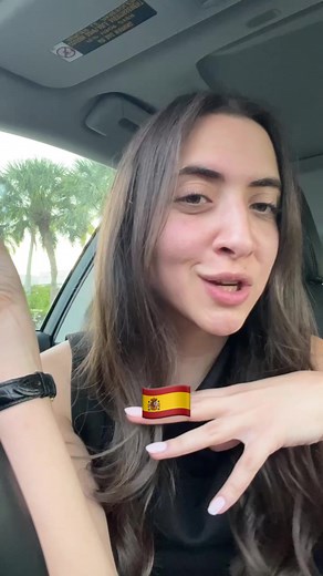 Lo has notado?🇪🇸 En España por lo general se distingue el sonido de la S y la Z. Pero siempre hay exepciones y hay regiones de España donde sí es común pronunciar todas las S como Z (ceceo). Como en Andalucía. Y en latinoamérica es más común pronunciar todas las Z como S (seseo). #acentos #españa #neutro #ceceo #seseo