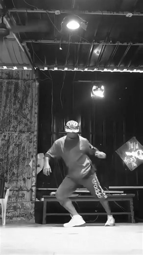 I'm blue da ba dee 👥 The Ultimate 90s Shuffle Throwback #shuffledance #shuffle