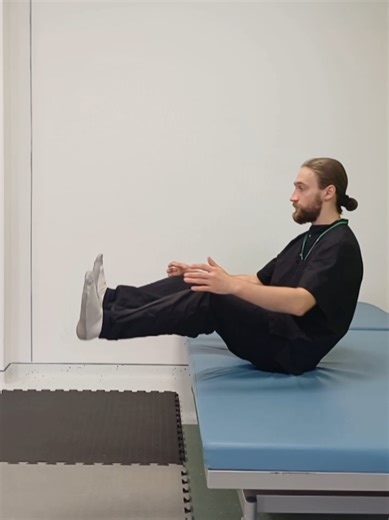 inst: andrey_life_again Частая ошибка при посадке: пятки далеко, корпус назад, колени не сгибаются — и человек буквально падает на стул. В видео показываю: — как садятся неправильно — и простую, безопасную последовательность: наклон вперёд → сгибание коленей → плавная посадка тазом Эти мелочи сильно влияют на безопасность и контроль движения. ⚠️ Дисклеймер Видео носит образовательный характер и демонстрирует пример техники. Посадка и вставание подбираются индивидуально с учётом состояния, баланс