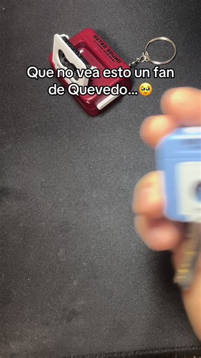 No dejes que un fan de Quevedo vea esto… 🔥🎶 Este llavero cassette retro te permite grabar sus canciones y escucharlas cuando quieras, juntando el sonido actual con un toque nostálgico único. Un regalo perfecto para cualquier seguidor de Quevedo. #Quevedo #MusicaUrbana #RetroCassette #Nostalgia #RegaloOriginal