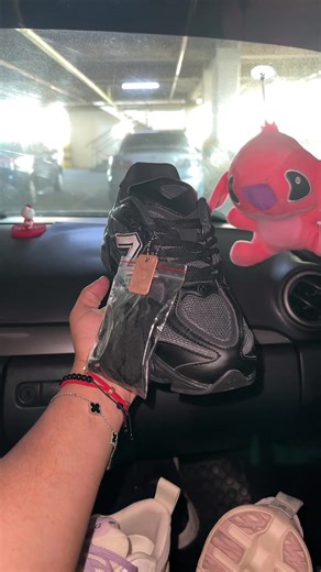 New Balance 9060: Estilo Totalmente Negro para Todos