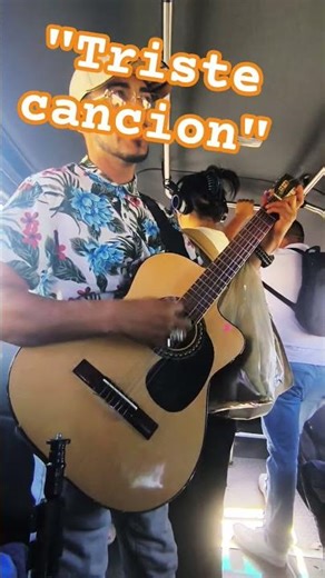 Cantante de bus en TJ se la rifó con esta canción de #ElTri #tijuana #musica #guitarra #julioross