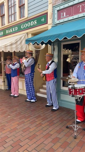 LasEnSisters (@lasencinassisters)’s videos with Me Va, Me Va (En Vivo) - Código FN