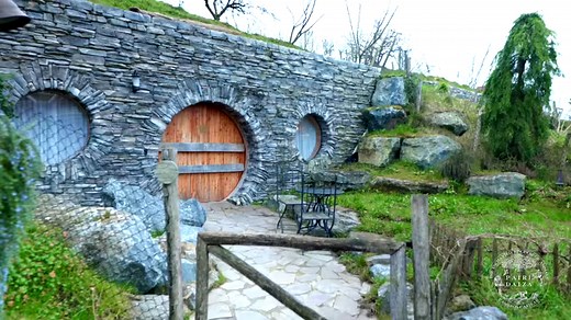 🌜 Se réveiller en tête en tête avec les morses, prendre un bain avec vue sur les ours bruns ou s'endormir face aux tigres de Sibérie,... Autant d'expériences uniques à vivre au Pairi Daiza Resort. 😍 Séjourner à Pairi Daiza, c'est la promesse d'un séjour inoubliable au cœur de La Terre du Froid et de La Dernière Frontière. Réservez dès maintenant votre séjour de rêve en ligne, juste ici : https://resort.pairidaiza.eu 🛎️ Attention : si la saison est longue, certaines dates sont déjà complètes. 