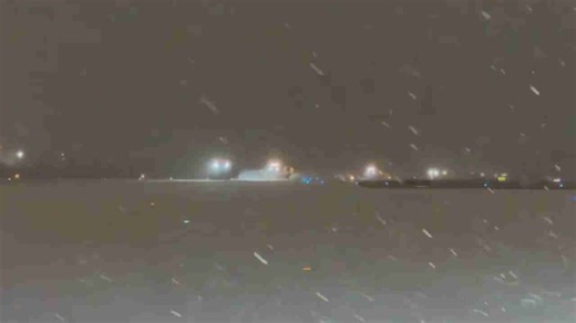 Snow cleared from runway at Dulles airport during snowstorm