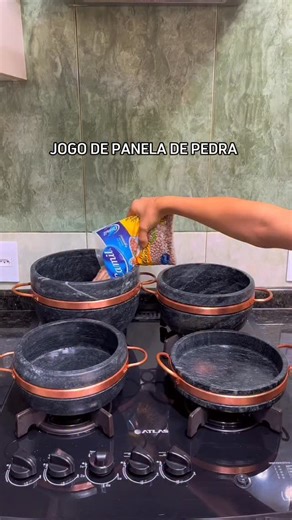 Cozinha na Caixa® on Instagram: "🎉 Ano novo, panela nova — 38% OFF no JOGO FLINTSTONES 🎉 De R$ 968 por R$ 599 🔥 Comece o ano cozinhando melhor, com mais sabor, mais saúde e mais prazer na cozinha 😍 Hoje eu cozinhei uma refeição inteira só com o Jogo Flintstones: 🍛 Panela de pressão (1L): feijão bem encorpado e cremoso 🍗 Frigideira 17 cm: filé de frango com cebola douradinha 🍚 Panela 500 ml: arroz soltinho 🥒 Panela 800 ml: abobrinha refogada no ponto Você leva 4 peças essenciais em pedra-