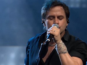 "Can you hear me running, can you hear me calling you?" "Silent Running (On Dangerous Ground)" - performed at Berlin Live 2017. | Mike The Mechanics Official