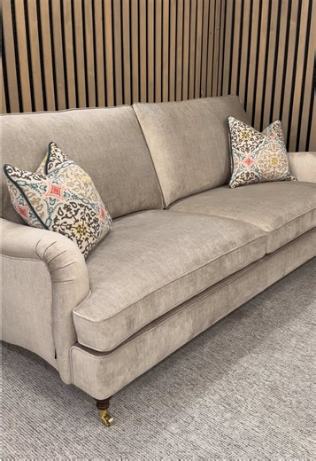 Kto uwielbia wnętrza w stylu Vintage czy też angielskim zakocha się w naszej sofie Fendi 🌟🤎 Sofa została zaprojektowana z niezwykłą dbałością o szczegóły: ✨ drapowany podłokietnik; ✨ ozdobna lamówka na poduszkach; ✨ poduszki oparciowe przypinane do ramy mebla na zamek, a siedziskowe mocowane na rzep; ✨ pochylona rama, dzięki czemu komfort siedzenia jest jeszcze większy. Oprócz tego standardowo oferujemy 20 kolekcji tkanin, możliwość zmiany wymiarów oraz dwa rodzaje komfortu. Mebel przedstawion