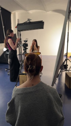 BROADCAST FROM THE FUTURE Photo and video beauty shooting behind the scenes Video by @kendrastormrae Talent @letiz1aa_ @modelwerk Light: @arne_rae Makeup & hair: @robertabertokmua Music: Motion array #beautyshoot #studiophotoshoot #studiophotographer #beautyphotography #beautyphotographer