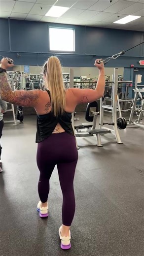 Training biceps so my sleeves fit different 😌 #fyp #gym #biceps
